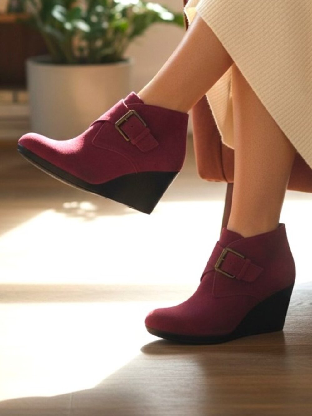Fantastic Isaac Mizrahi Red Suede "Volley" Wedge Heel Booties Size 5M NWD